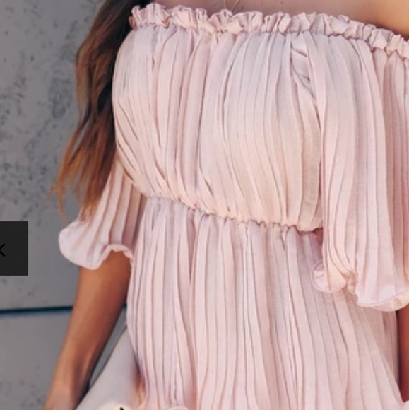 VICI Off Shoulder Pleated Top - NWT - Picture 3 of 7